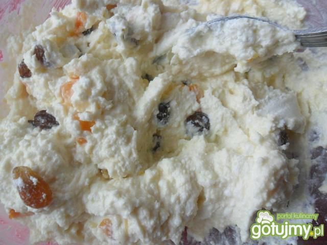 Ser twarogowy z rodzynkami i skórką 