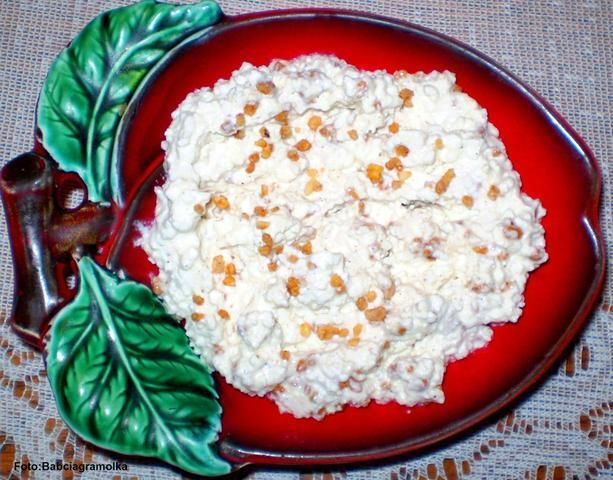 Ser z orzechowym krokantem lub orzechami