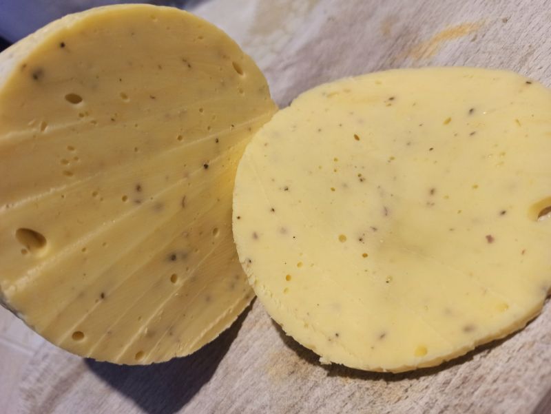 Ser żółty z kolorowym pieprzem Ser żółty z kolorowym pieprzem