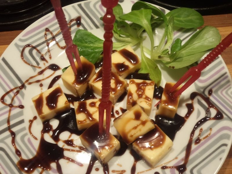 Ser żółty z sosem balsamico