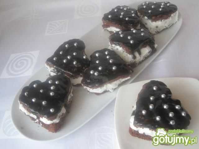 Serca z bitą śmietaną i polewą