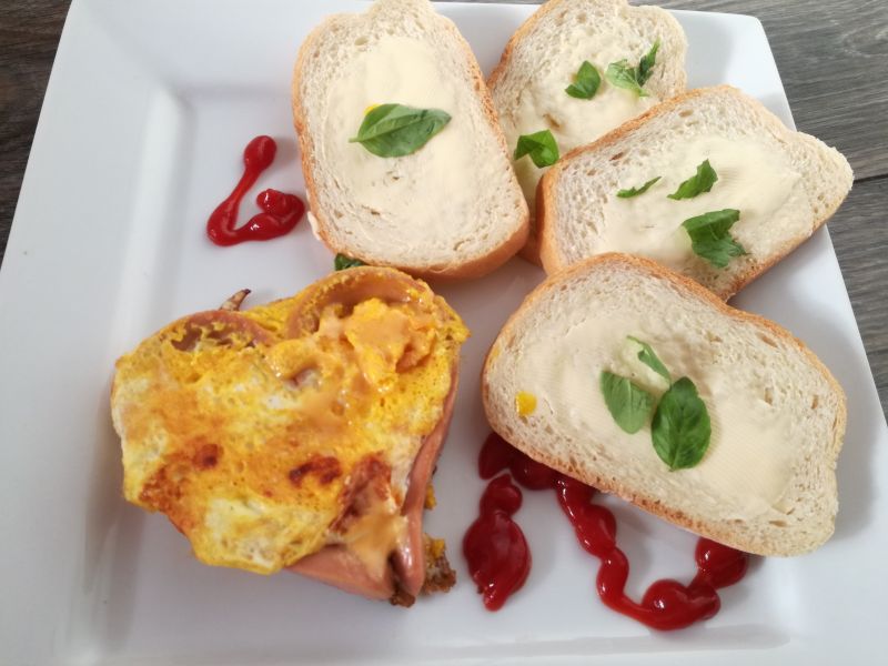 Serce z parówki z jajkiem i serem