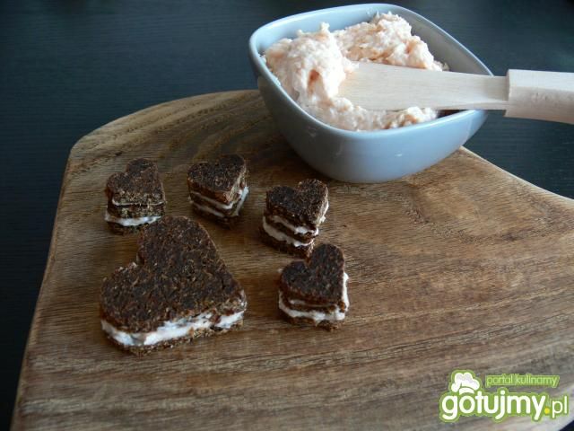 Serduszkowe kanapki z pastą łososiową Serduszkowe kanapki z pastą łososiową