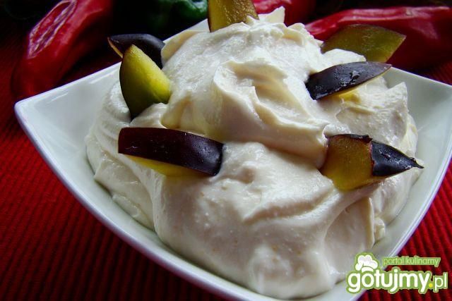 Serek biszkoptowy z śliwką 