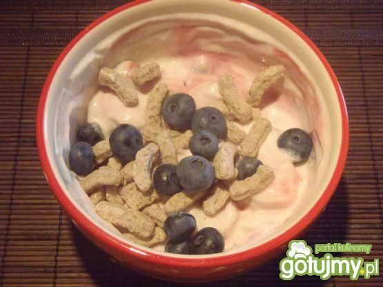 Serek - deserek z owocami Serek - deserek z owocami