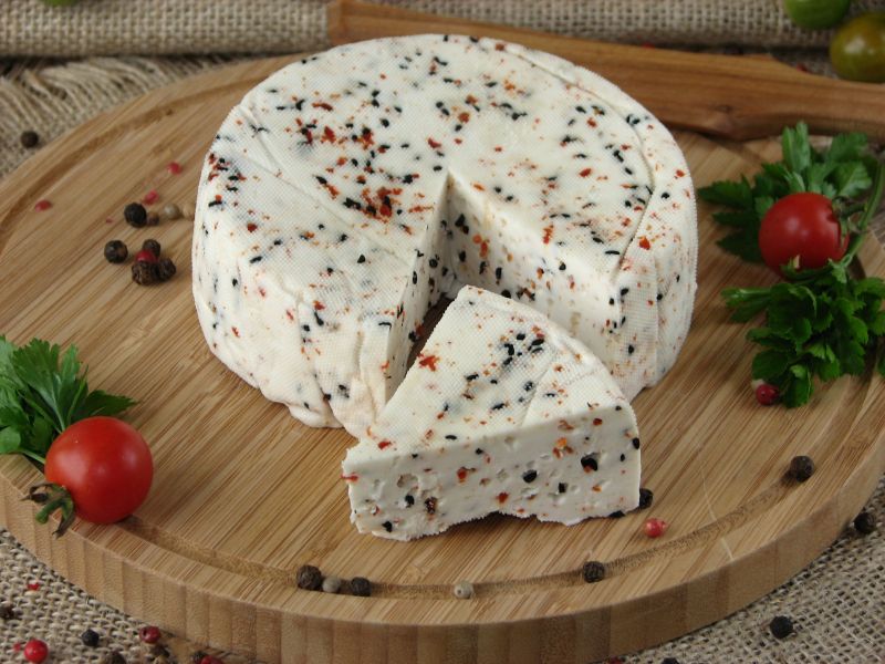 Serek kozi z czarnuszką  i chili 