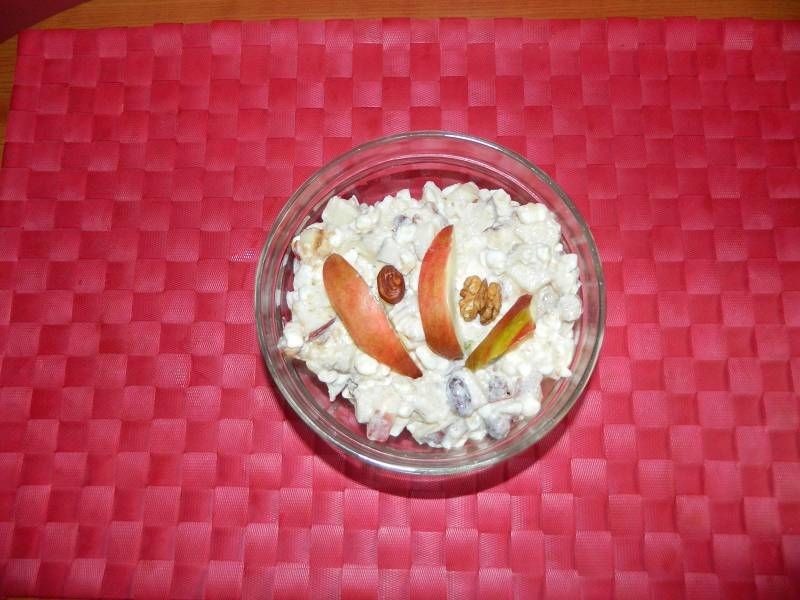 Serek wiejski z jabłkiem i orzechami