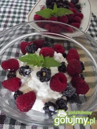 Serek wiejski z owocami leśnymi Serek wiejski z owocami leśnymi