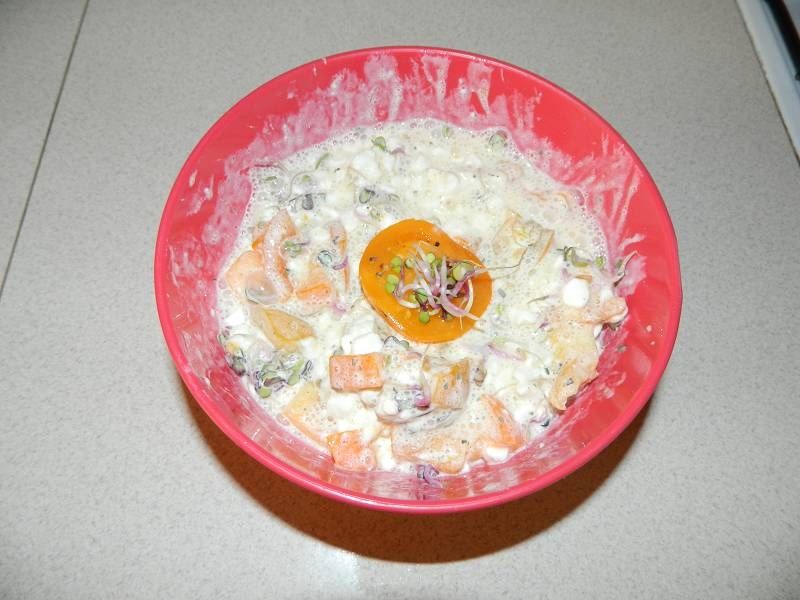 Serek wiejski z pomidorami i kiełkami Serek wiejski z pomidorami i kiełkami