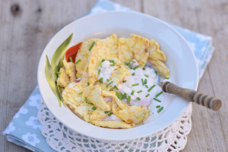 Serek wiejski z pomidorami i waflami