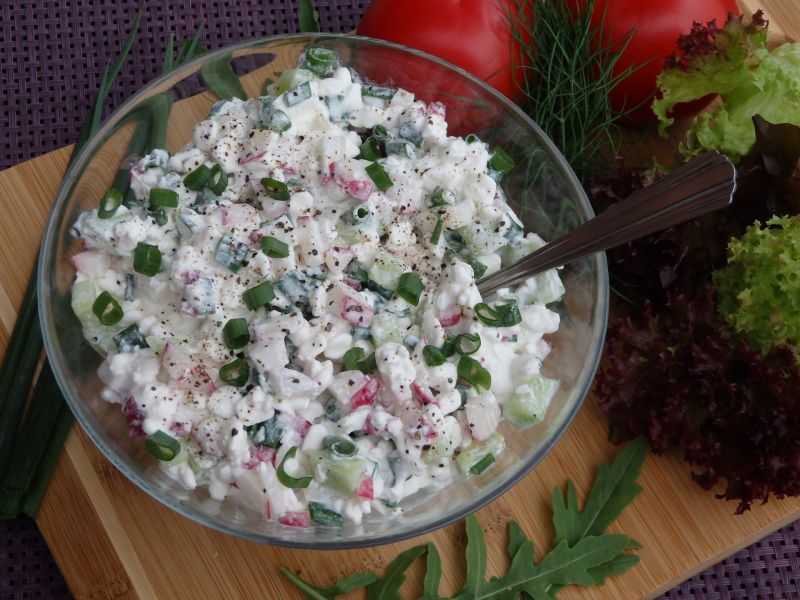 Serek wiejski z rzodkiewką i ogórkiem