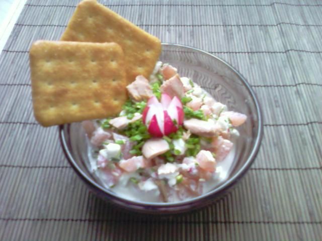 Serek wiejski z tuńczykiem i krakersami