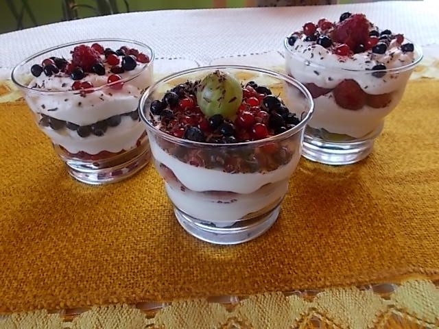 Serek z bitą śmietaną i sezonowymi owocami  Serek z bitą śmietaną i sezonowymi owocami