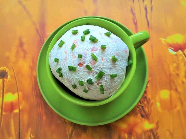 Serek z jogurtu greckiego i wędzonego łososia