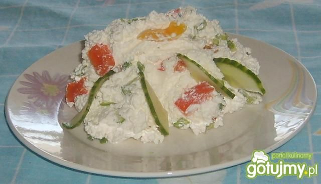 Serek z warzywami na śniadanie. Serek z warzywami na śniadanie.