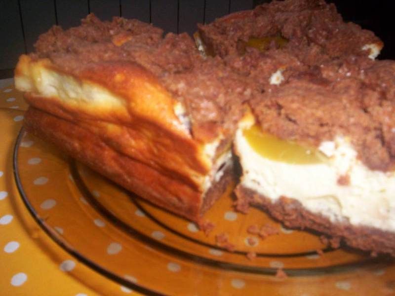 Serniczek na ciemnym spodzie z mango i żurawiną Serniczek na ciemnym spodzie z mango i żurawiną