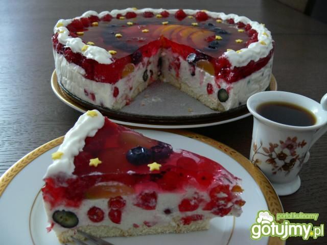 Serniczek na zimno z letnimi owocami