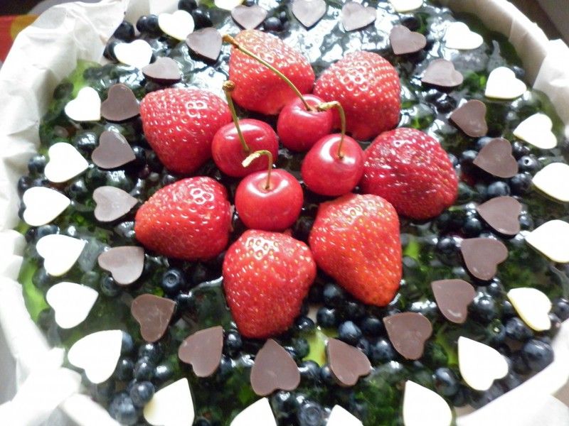 Serniczek na zimno z owocami i czekoladą