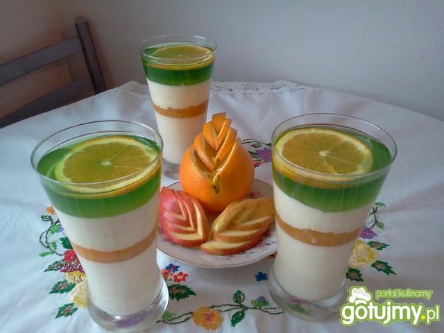 Serniczek na zimno z owocami z kompotu