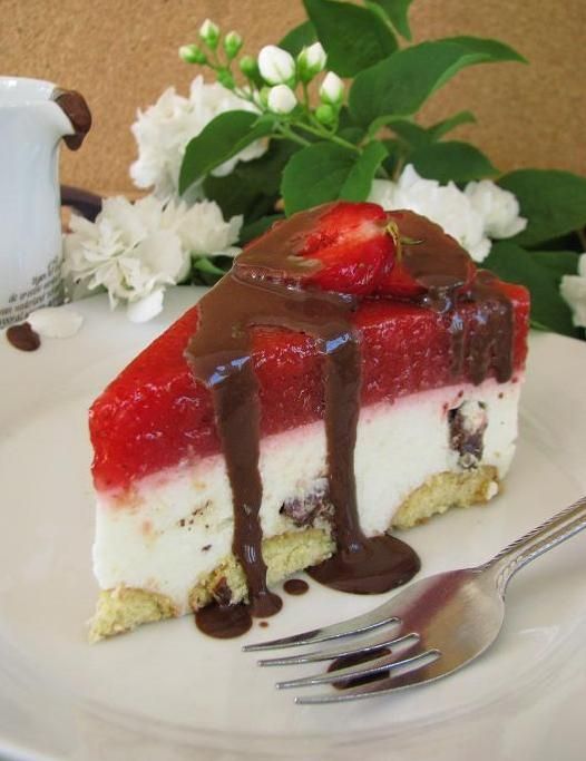 Serniczek straciatella z musem truskawkowym  Serniczek straciatella z musem truskawkowym