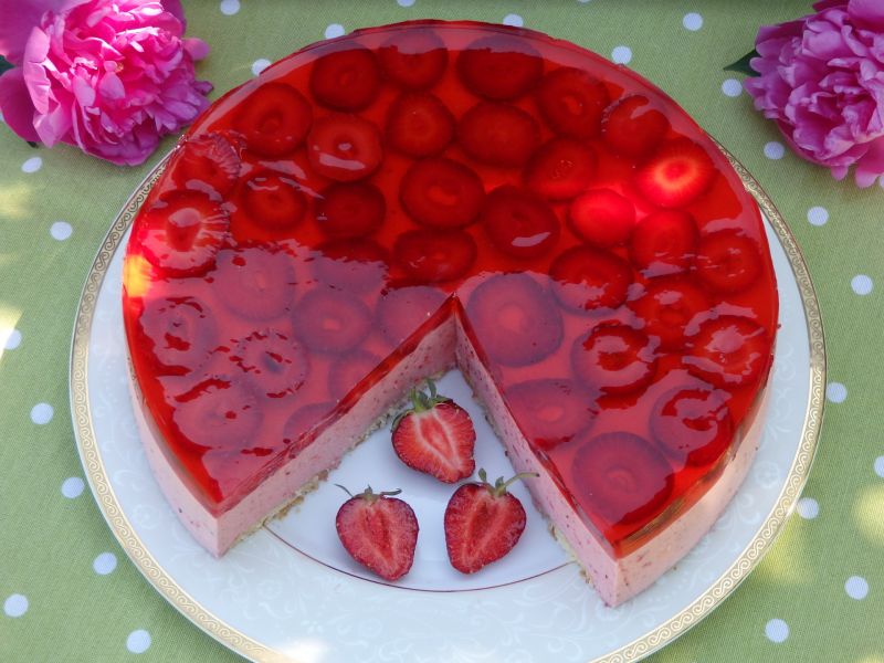 Serniczek truskawkowo-śmietankowy