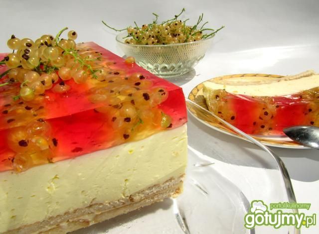 Serniczek z białymi porzeczkami