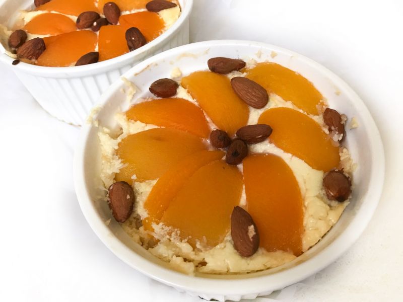 Serniczek z brzoskwiniami i migdałami 