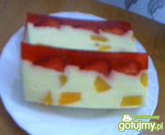 Serniczek z brzoskwiniami i truskawkami 