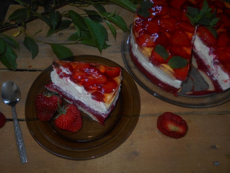 Serniczek z truskawkami i białą czekoladą