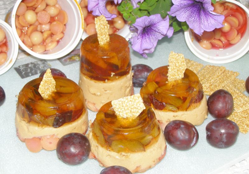 Serniczki kawowe ze śliwkami,sezamkami na zimno Serniczki kawowe ze śliwkami,sezamkami na zimno