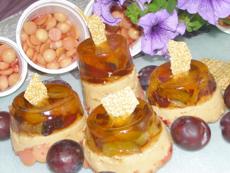 Serniczki kawowe ze śliwkami,sezamkami na zimno Serniczki kawowe ze śliwkami,sezamkami na zimno