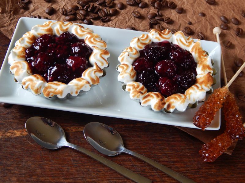 Serniczki śmietankowe z bezą i owocami