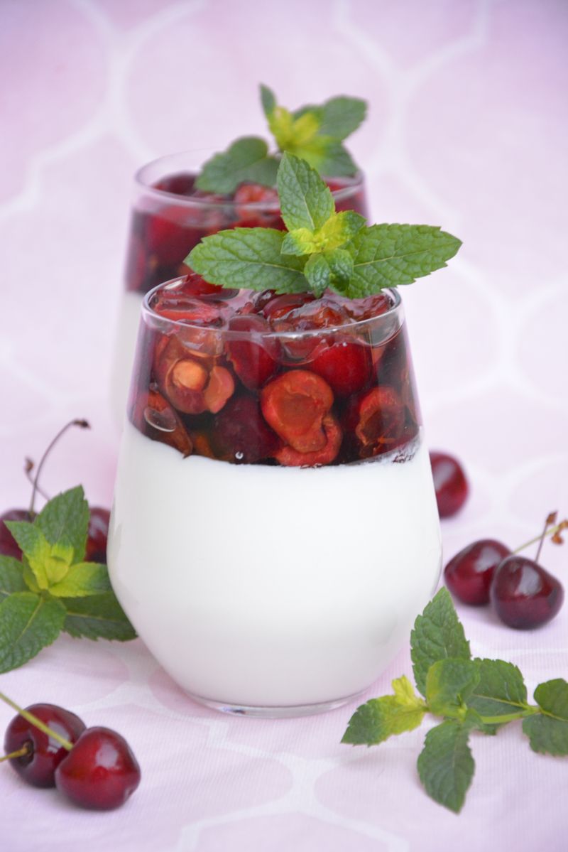 Serniczki śmietankowe z czeresniami w pucharkach