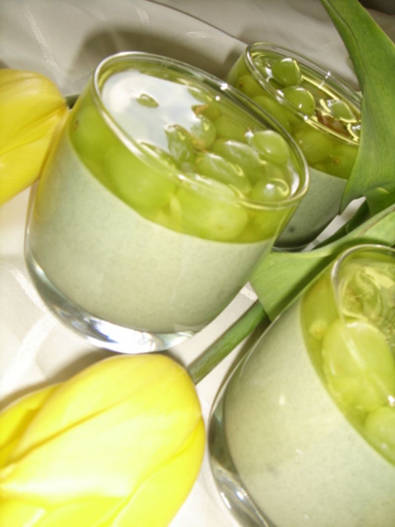 Serniczki ze spiruliną i winogronem  Serniczki ze spiruliną i winogronem