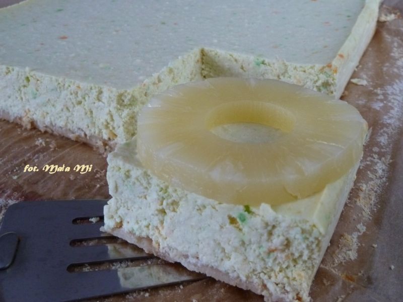 Sernik ananasowy z kokosową nutą