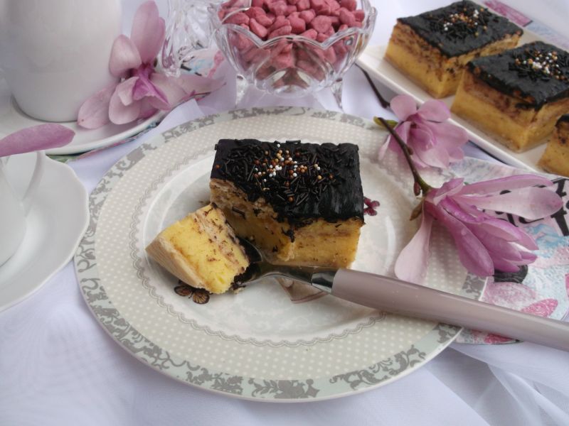 Sernik bez pieczenia na herbatnikach z polewą Sernik bez pieczenia na herbatnikach z polewą