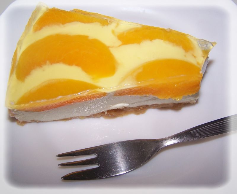 Sernik brzoskwiniowy