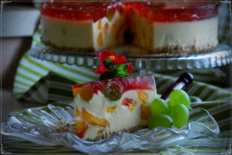 Sernik brzoskwiniowy z winogronami Sernik brzoskwiniowy z winogronami