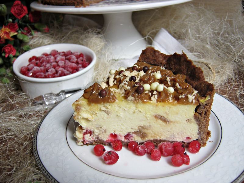 Sernik chałwowy z porzeczkami