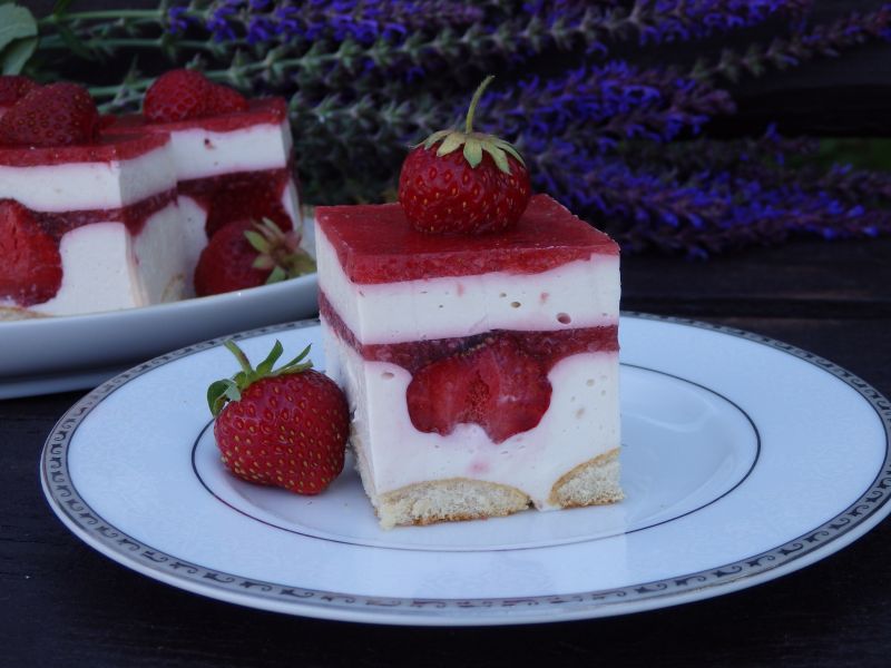 Sernik chałwowy z truskawkami Sernik chałwowy z truskawkami