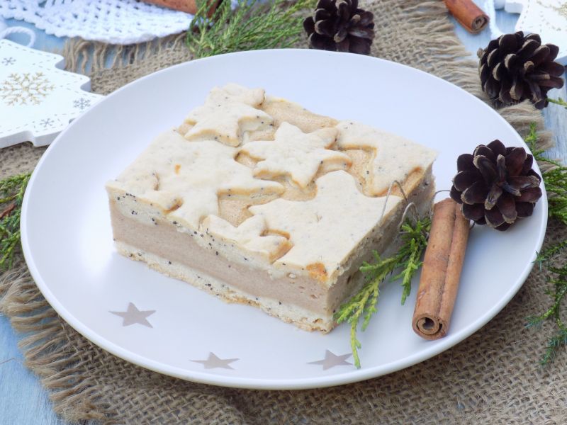 Sernik cynamonowy na makowym cieście 