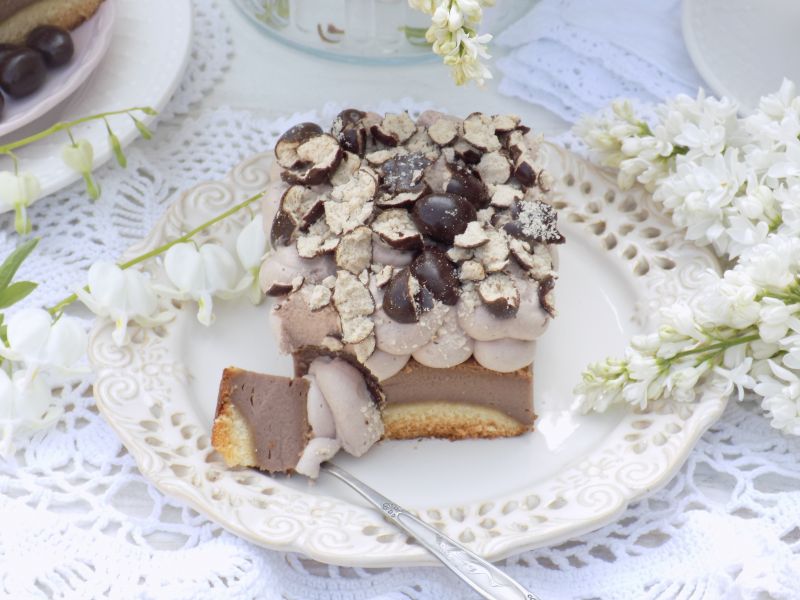 Sernik czekoladowy z ciasteczkami i bitą śmietaną Sernik czekoladowy z ciasteczkami i bitą śmietaną