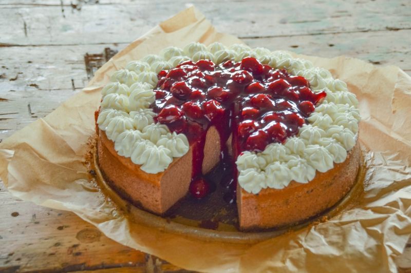 Sernik czekoladowy z frużeliną wiśniową 