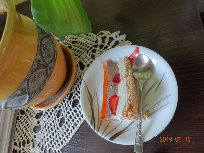 Sernik dwukolorowy z truskawkami Sernik dwukolorowy z truskawkami