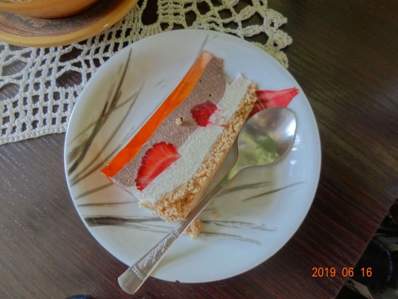 Sernik dwukolorowy z truskawkami Sernik dwukolorowy z truskawkami