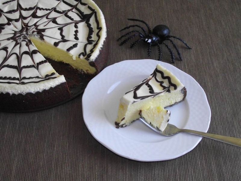 Sernik dyniowy z czekoladową pajęczyną 