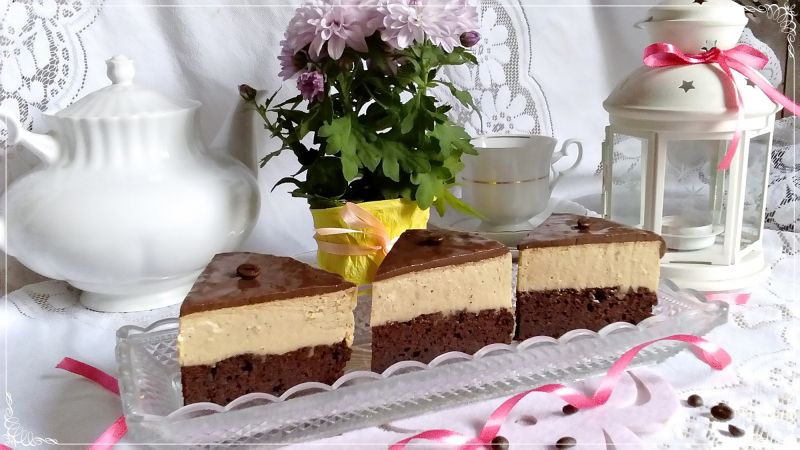Sernik gotowany kawowy na brownie z ciecierzycy