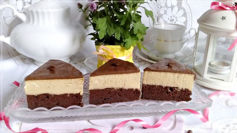 Sernik gotowany kawowy na brownie z ciecierzycy