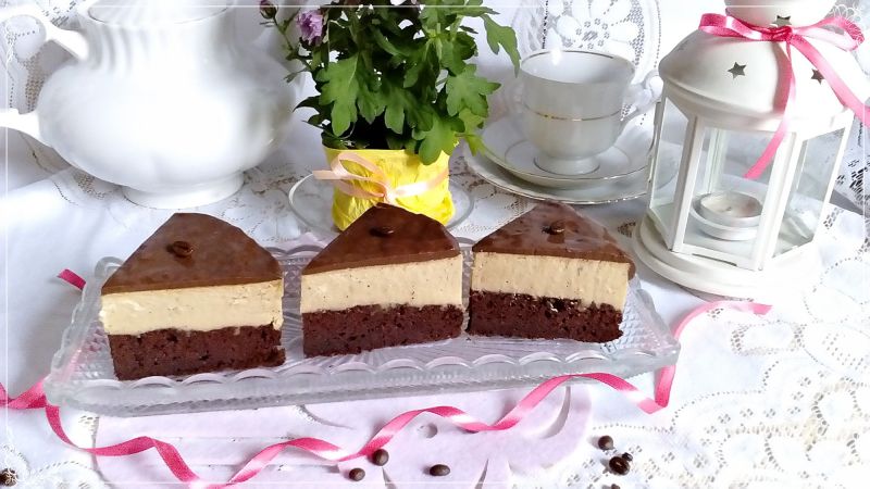 Sernik gotowany kawowy na brownie z ciecierzycy