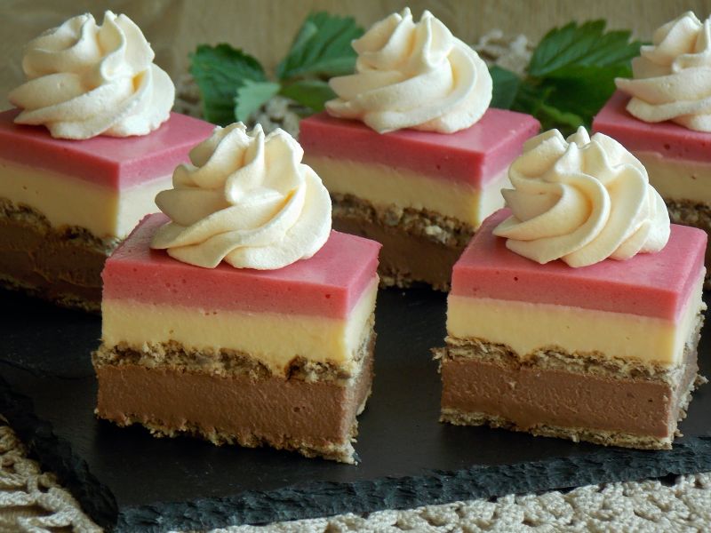 Sernik gotowany na herbatnikach z czerwoną porzecz